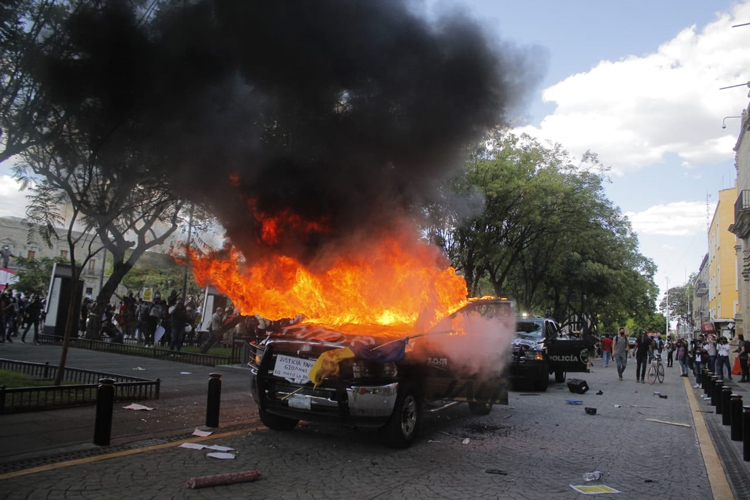 (RIESGO. En la protesta se registraron varios incidentes de agresiones por parte de policías. Foto: Jorge Alberto Mendoza)